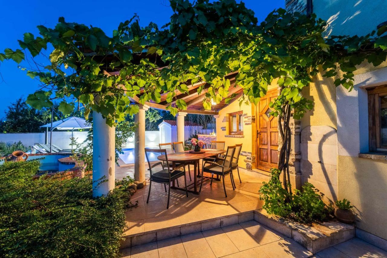 Holiday Home Carla And Dajana Veliki Vareški Exterior foto